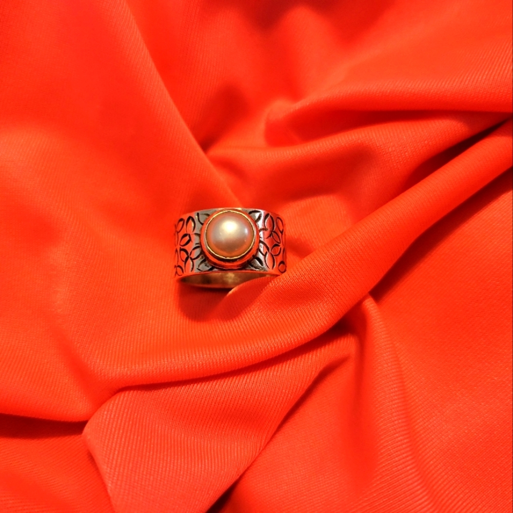 Janice Girardi Designs silver ring with pearl stone - Picture 3 of 9